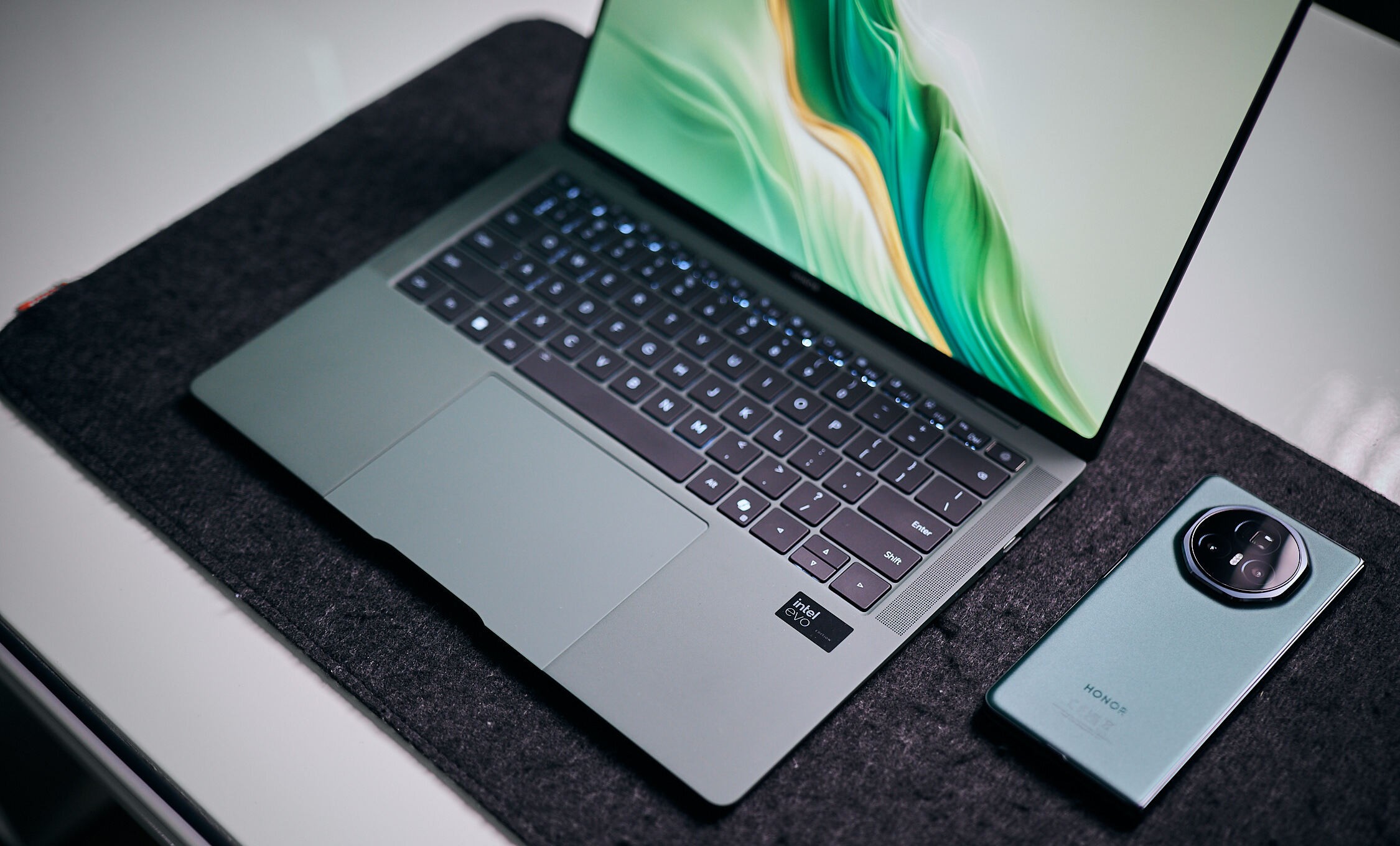 HONOR MagicBook Art 14 (2025): Ultralett 14'' OLED-laptop med Intel Ultra-prosessor og 1600 nits skjerm
