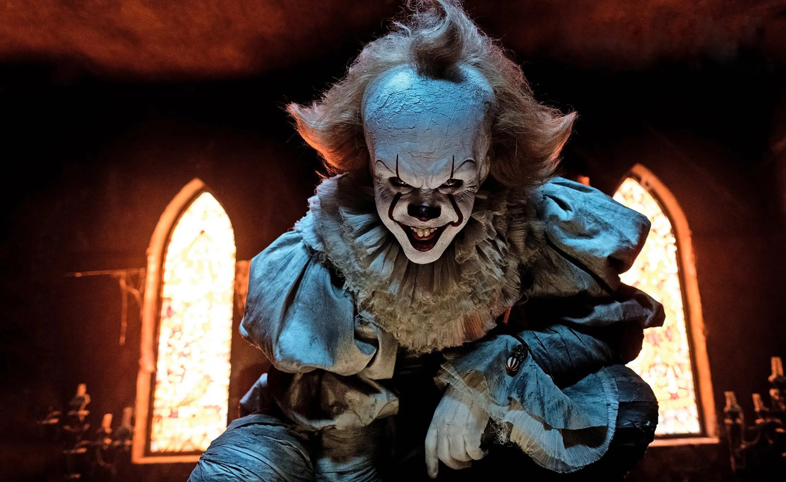 Bill Skarsgård er tilbake som Pennywise i forløperen IT: Welcome to Derry. Serien utforsker klovnens opprinnelse på 60-tallet. Premiere 26. oktober.